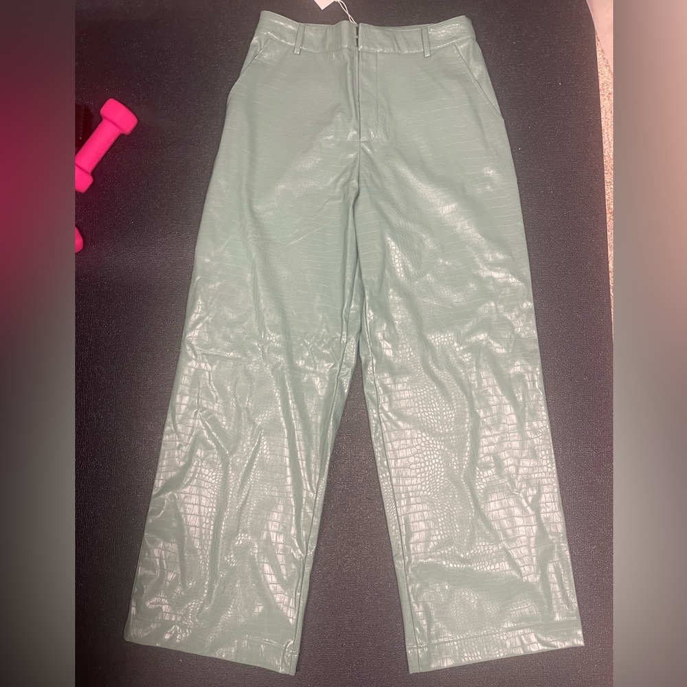 Stylish NOLI SEA FOAM Green Croc-Embossed leather Pants. Brand New,  Size 10